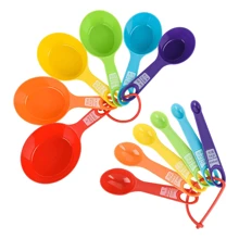 Conjunto de 12 xícaras e colheres medidoras, xícaras e colheres medidoras de plástico fofas, utensílios de medição coloridos para cozinha, xícaras medidoras secas para cozinhar, xícaras e colheres métricas para assar e cozinhar, xícaras e colheres duráveis para encaixar em alimentos secos e líquidos, cores aleatórias