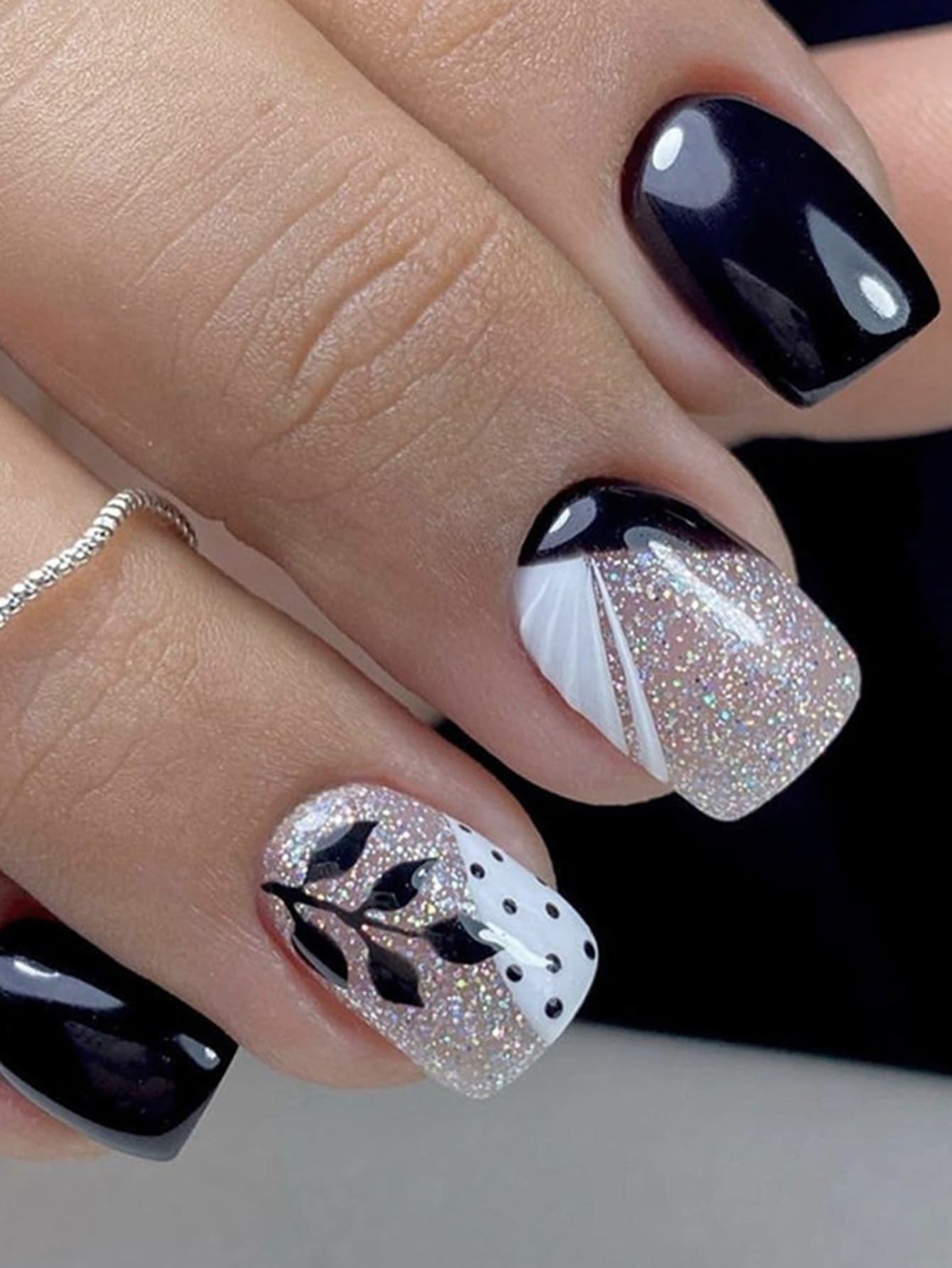 24入短方形黑色葉子圖案法式彩色時尚壓克力假指甲套裝，可塑造帥氣甜美百變造型，每組附有可拆卸雙面膠和一根黃瓜胶指甲棒 - 彩色 - 查看 1