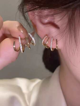 1對鑲有鑽石的爪形耳釘，派對必備