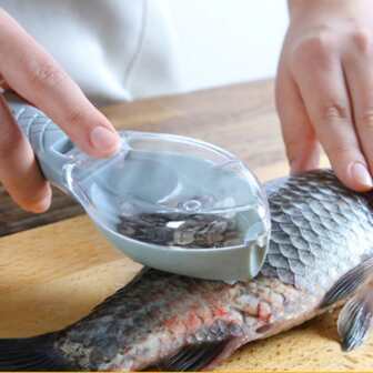 1入隨機顏色廚房魚鱗刮鱗器（帶蓋），手動魚鱗刮片器，廚房配件，蔬菜果實切割工具，廚房用品，刀具，食品，沙拉，裝飾，儲存，派對，生日必備