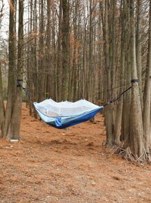 1個戶外休閒掛床具有防蚊網,便攜式單/雙人露營掛床,660磅承重,快速開啟野外搖擺床用於海灘庭院/露營,藍色和白色 - 藍白色 - 查看 4