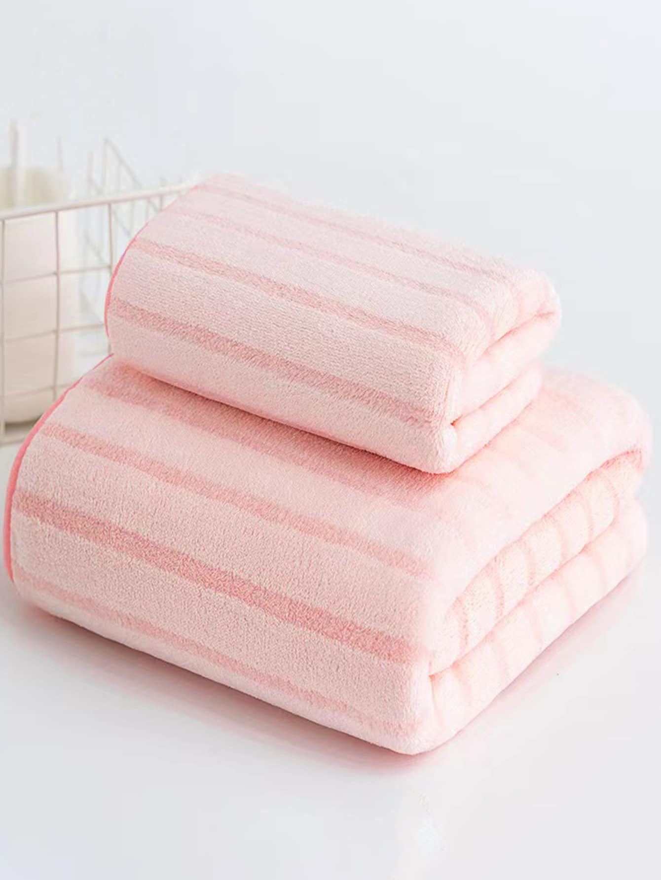 1条珊瑚绒柔软舒适条纹设计毛巾，成人、情侣、居家使用皆可，适用于沐浴、游泳、擦手和擦发。 - 粉色 - 查看 1