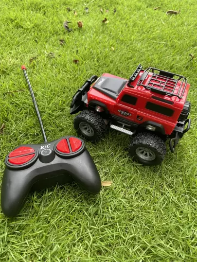 Decoración navideña Vehículo de control remoto a escala 1:43 de miniaturas de tracción las cuatro ruedas todoterreno, regalo ideal para niños para el mercado nocturno y decoración del hogar (Baterías no incluidas)