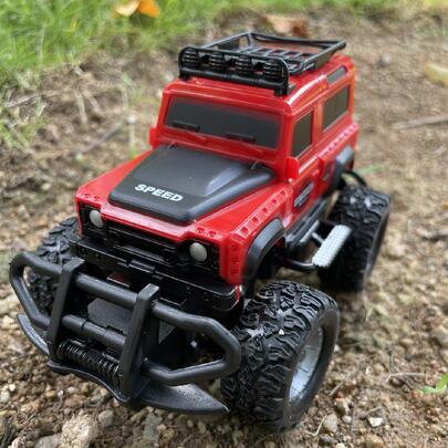 圣诞装饰 1:43 比例迷你四轮驱动遥控越野车玩具，适合男孩的理想夜市和家居装饰（不含电池）