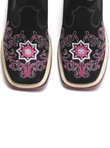 Bota Feminina RR Botas Texana Country Em Couro Com Bordado De Flores Floral Sola De Borracha Bico Quadrado