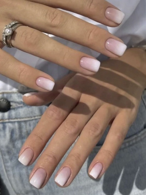 Migliora istantaneamente il tuo aspetto con 24 pezzi di unghie finte quadrate corte a gradiente bianco da applicare, evidenziando la semplicità elegante e lo stile minimalista sexy da principessina Y2K, adatto all'uso quotidiano di donne e ragazze, è anche un delicato regalo per signore e ragazze, con una piccola striscia di attrito e un pezzo di colla gel, accessori per unghie finte