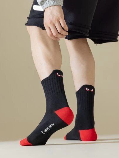 1双男士个性化英文字母刺绣中筒袜，均码，适合秋冬季穿着