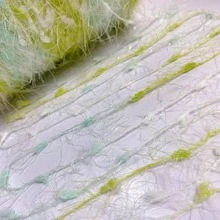 1條特殊紗線羽毛波浪球和閃亮線手工編織紗線,適用於圍巾、披肩、外套、包包等