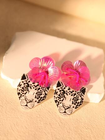 可愛的誇張美洲豹造型耳環,適合作為女性禮物,黑白配色仿貝殼效果,材質為亞克力