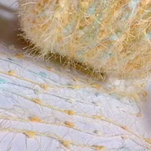 1條特殊紗線羽毛波浪球和閃亮線手工編織紗線,適用於圍巾、披肩、外套、包包等