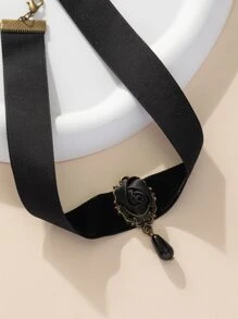 Vintage Princess Palace Style Velvet Choker Necklace Gothic Victorian Style - Black - View 2