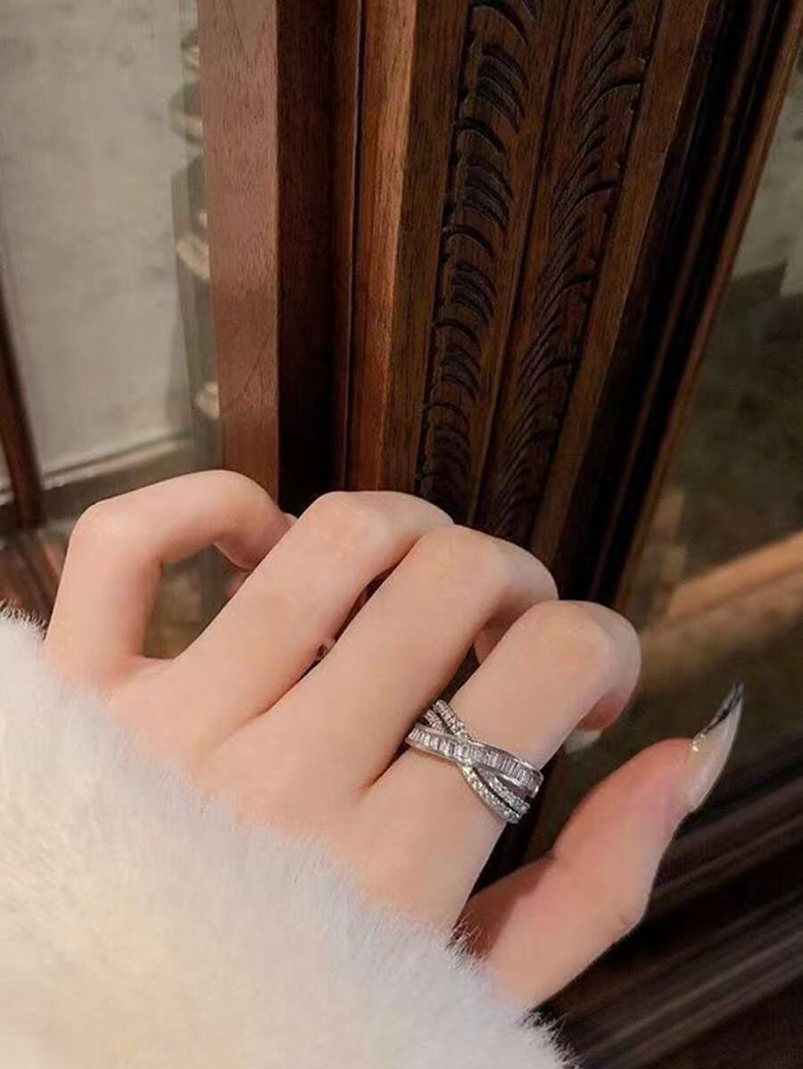 1枚时尚交叉设计戒指，简约独特，彰显个性，高端奢华风格，适合女性日常佩戴。 - 銀色 - 查看 1