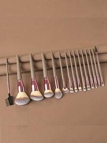 一套专业化妆刷套装，包含粉底刷、睫毛刷、眉刷、眼影刷等，是化妆工具的理想之选。套装包含粉底刷、眼影刷等多种化妆工具，是打造精致妆容的完美之选。套装包含化妆刷、化妆套装、化妆礼盒等多种选择。 - 棕色 - 查看 4