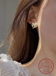 1 对全新 925 纯银心形耳钉，轻巧、简约、时尚，是送给女朋友的完美礼物，适合日常佩戴、婚礼和派对。