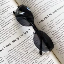 Gafas decorativas ovaladas sin marco, gafas de estilo punk chic Y2K, gafas minimalistas básicas con estuche, accesorio de moda retro ligero adecuado para atuendos casuales y formales - Negro - Ver 3