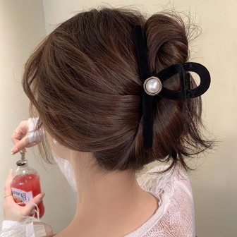 1只披絨花&交叉黑色髮夾,日常、休閒和戶外穿著優雅