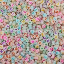 100入組7*7MM發光發亮心形亞克力散珠帶英語,合適的適用於DIY手鍊製作