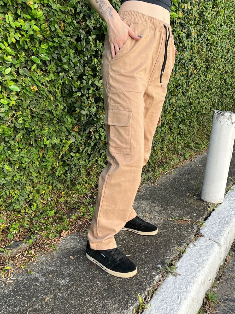 Calça Cargo Sarja Feminino Masculino Confortavel Bolsos Cordao Tecido Premium Leve e Macio - Bege - Visão 1