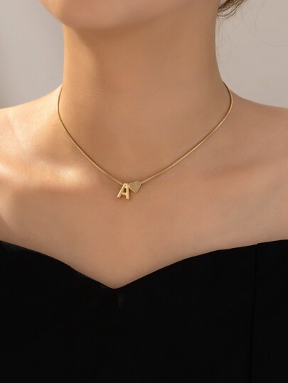 قلادة عليها سلسلة ترقبة بشكل بسيط وأنيق مع شكل قلب وأحرف الحب والأبجدية والهدايا المناسبة لعيد الحب والأم وعيد الأم'