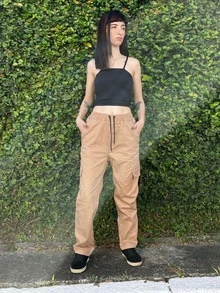Calça Cargo Sarja Feminino Masculino Confortavel Bolsos Cordao Tecido Premium Leve e Macio - Bege - Visão 2