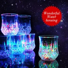 2 Vasos tequileros tazas con luz intermitente multicolor LED automáticas activadas por agua que brillan en la oscuridad - transparente - Ver 1