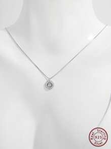 1件簡約、閃亮、優雅且時尚的925純銀空心圓形垂飾項鍊,配以人工寶石,適用於女性約會、派對、日常穿著等場合,是展現優雅的好禮物
