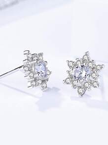 Ein Paar Und Modische Damen Ohrringe Mit Hellen, Mikro-pavierten Schneeflocken, Kupferbeschichtetem Silber, Blauen Und Weißen Rhinestone Edelweiß In Voller Größe, Passend Als Tägliches Accessoire.