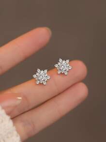 Ein Paar Und Modische Damen Ohrringe Mit Hellen, Mikro-pavierten Schneeflocken, Kupferbeschichtetem Silber, Blauen Und Weißen Rhinestone Edelweiß In Voller Größe, Passend Als Tägliches Accessoire.