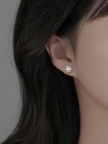 Ein Paar Und Modische Damen Ohrringe Mit Hellen, Mikro-pavierten Schneeflocken, Kupferbeschichtetem Silber, Blauen Und Weißen Rhinestone Edelweiß In Voller Größe, Passend Als Tägliches Accessoire.