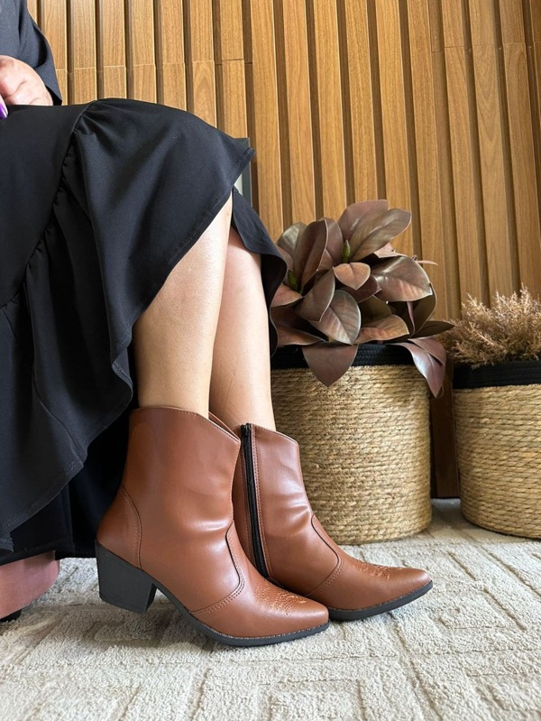 Bota Feminina Texana Bico Fino Cano Curto Salto Grosso Confortável Moda Blogueira