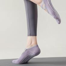 1雙紫色女士專業瑜伽襪,帶有矽膠防滑底和防滑材料,適用於像瑜伽、普拉提和休閒穿著等室內活動