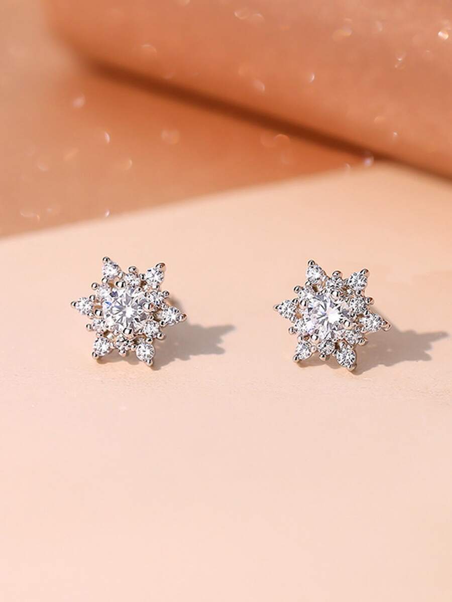 Ein Paar Und Modische Damen Ohrringe Mit Hellen, Mikro-pavierten Schneeflocken, Kupferbeschichtetem Silber, Blauen Und Weißen Rhinestone Edelweiß In Voller Größe, Passend Als Tägliches Accessoire.