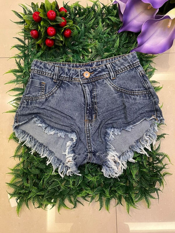H&M MODA Short jeans feminina com detalhe de rasgo por parte da boca