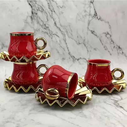 1 set kopp och fat för starkt kaffe, 100 ml/3,3 oz keramisk kopp och solfjäderformad tallrik, guld- och rödpläterad. Tillbaka till skolan.