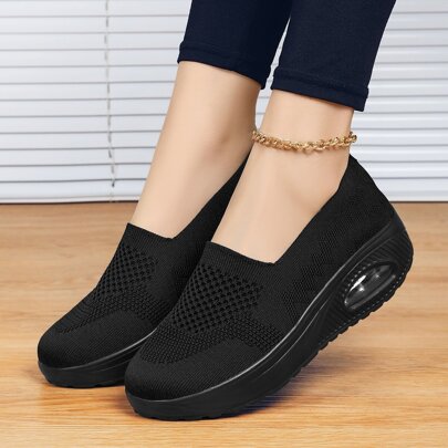 Nuevas zapatillas deportivas de moda casual para baile cuadrado, de material de tela transpirable, diseño cómodo de slip-on con suela gruesa y cojín de aire, zapatos con elevador adecuados para mujeres de talla grande a través de fronteras, zapatos para caminar para mujeres