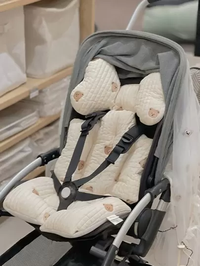 厚實嬰兒車座墊，具有刺繡圖案和拼布