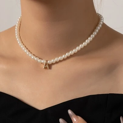 1條適用於女性的多功能簡約人造珍珠項鍊，時尚頸鍊帶有字母吊墜，適合約會禮物