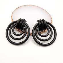 1對圓形耳環,適合女性日常佩戴 - 黑色 - 查看 2