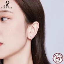 1對925純銀鋯石裝飾的簡約優雅圓鉤耳環,適合女性日常穿搭,是生日和紀念日禮物的不錯選擇