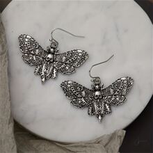 1 par de pendientes con colgante de calavera y polilla, estilo bohemio, joyería de moda punk, regalo para mujeres