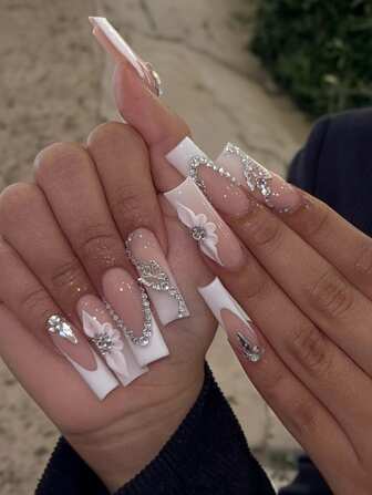 24入長方形夢幻蝴蝶鑽石花朵白色法式邊設計假指甲（附1片果凍膠及1片指甲銼）指甲用品，即刻提升您的造型