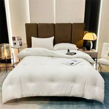 Une couette respectueuse de la peau avec un garnissage en fibre pure, respirante et confortable, adaptée à toutes les saisons