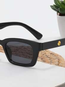 一副男女通用时尚猫眼眼镜，小镜框男士眼镜