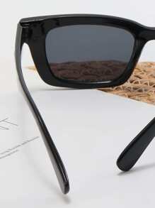 一副男女通用时尚猫眼眼镜，小镜框男士眼镜