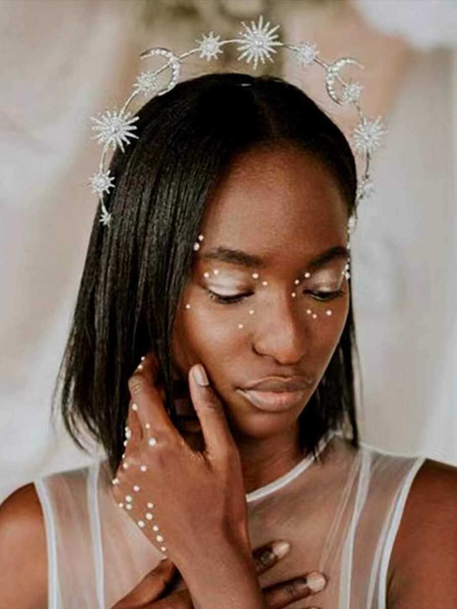 歐美風格太陽女神雙層發箍,上面點綴有星星、新月、水晶和巴洛克元素,是髮飾配件之一