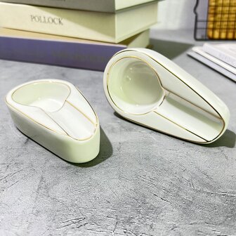 1入組白色陶瓷煙灰缸帶金色,便攜單投幣口迷你雪茄煙灰缸,合適的適用於家庭,酒店,餐廳和派對