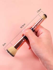 一套双头化妆刷，包含粉底刷、腮红刷、鼻影刷、轮廓刷、遮瑕刷、细节刷、软纤维眼影刷、多功能高光刷、轮廓腮红刷、鼻影刷、散粉刷、软毛化妆刷、粉底刷、遮瑕刷、腮红刷、轮廓刷、腮红刷、修容刷、散粉刷、粉底刷、腮红刷