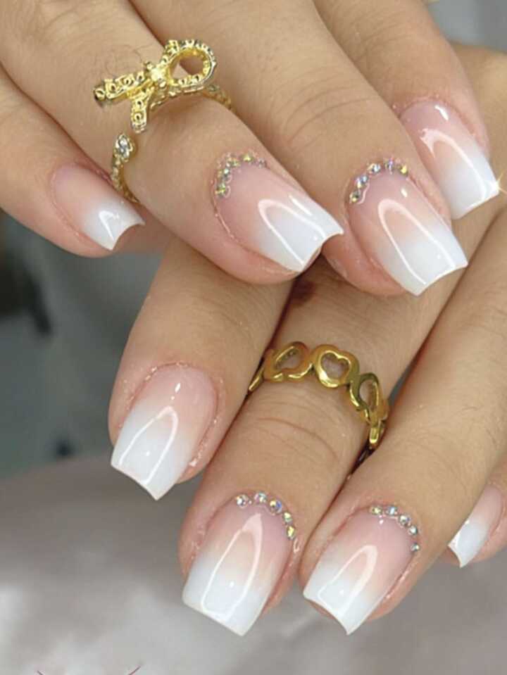 trendy short nails