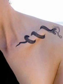 防水、防摩擦、持續7-14天的臨時紋身貼紙,帶著伸出的舌頭的蛇紋圖案,適合男性和女性,可貼在鎖骨和其他身體部位 - 黑色 - 查看 3