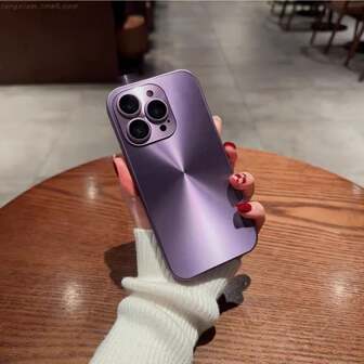 紫色鍍金金屬刷紋防摔手機殼,配有大窗玻璃鏡頭和保護膜,防止掉落